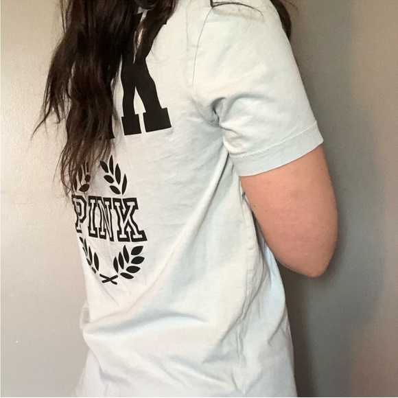 Victoria’s Secret PINK V Neck Logo Light Blue Pocket Graphic Back Top XS - Picture 3 of 3